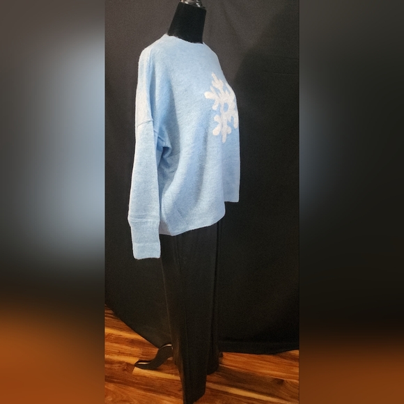 Vince Camuto Oversized Fuzzy Snowflake Sweater in Blue Sizes S-XXXL - Picture 7 of 13